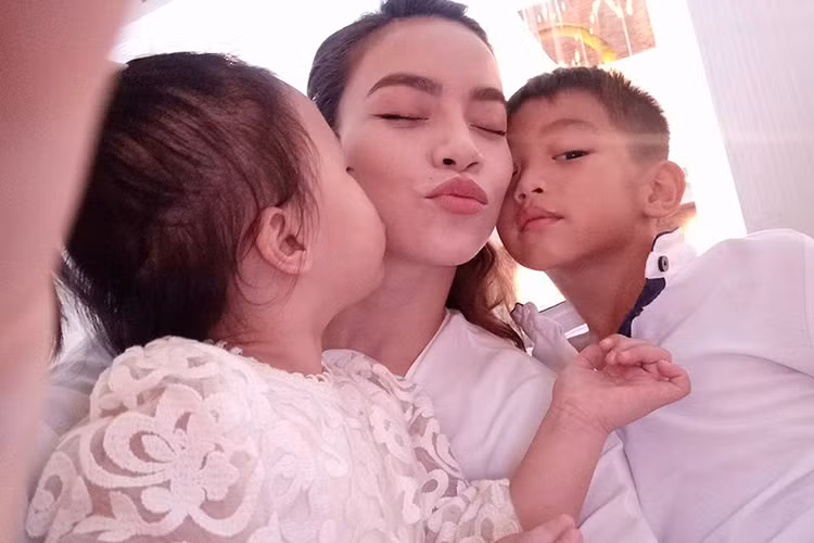 “Con dâu” tương lai của Hồ Ngọc Hà vốn không xa lạ bởi vì bé là con gái “chim công làng múa” Linh Nga. 