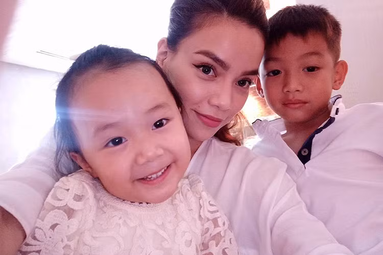 Mới đây, trên trang cá nhân, Hồ Ngọc Hà đăng tải những khoảnh khắc bên cậu con trai Subeo và một cô nhóc mà nữ ca sĩ gọi là “con dâu”. 