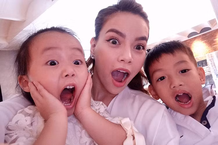 Con gái Linh Nga tên Luna và năm nay lên 4 tuổi. Trong một bức ảnh cùng Hà Hồ và bé Subeo, cô nhóc làm biểu cảm rất đáng yêu. 