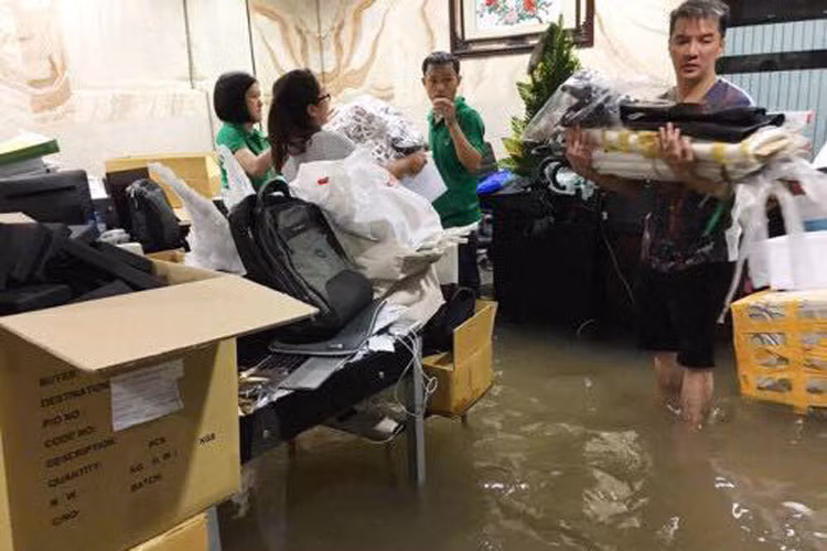 Mới đây, cư dân mạng truyền tay nhau hình ảnh biệt thự triệu đô của Đàm Vĩnh Hưng bị ngập nặng sau cơn mưa lớn chiều ngày 26/9 ở Sài Gòn.