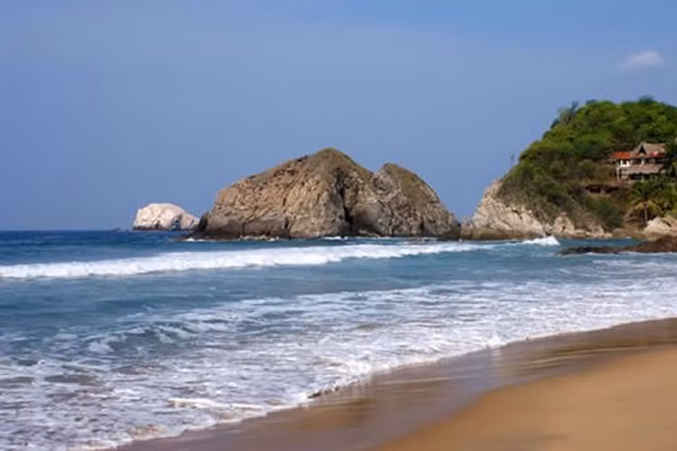 Bãi biển Playa Zipolite, MexicoTên của bãi biển có nghĩa là "bãi biển của người chết" vì hàng năm đều có du khách tử nạn khi tắm biển. Tuy nhiên bãi biển vẫn là địa điểm thu hút lượng lớn khách du lịch. 