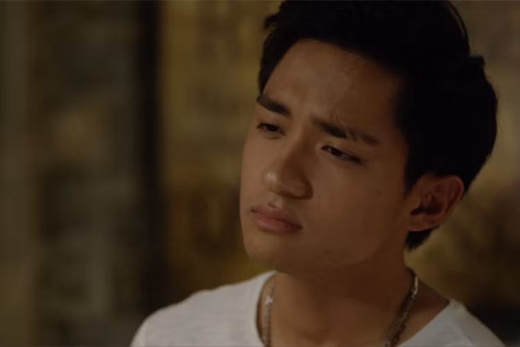 Đặc biệt, trong clip, Hữu Vi mắt đẫm lệ và nói: “Chẳng lẽ tình yêu anh dành cho em không có ý nghĩa gì với em sao? Hà ơi, anh có thể cho em tất cả, nhưng lại không có điều mà em muốn”. 