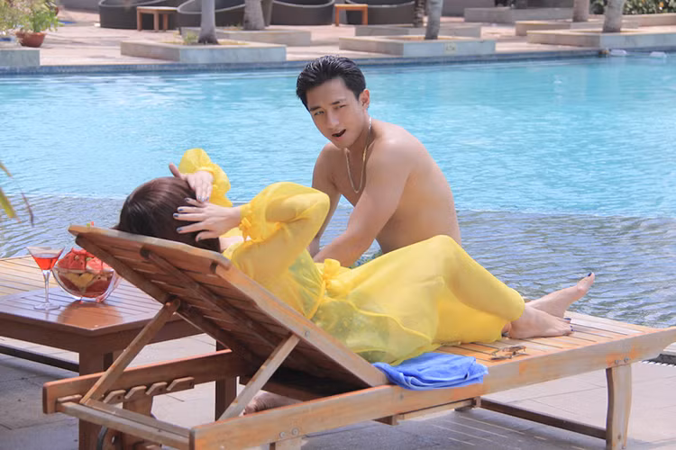 Để giúp em gái nổi tiếng, Hà đã cặp kè với Philip Công - chàng trai kém Hà 12 tuổi và rất điển trai do Hữu Vi thủ vai. 