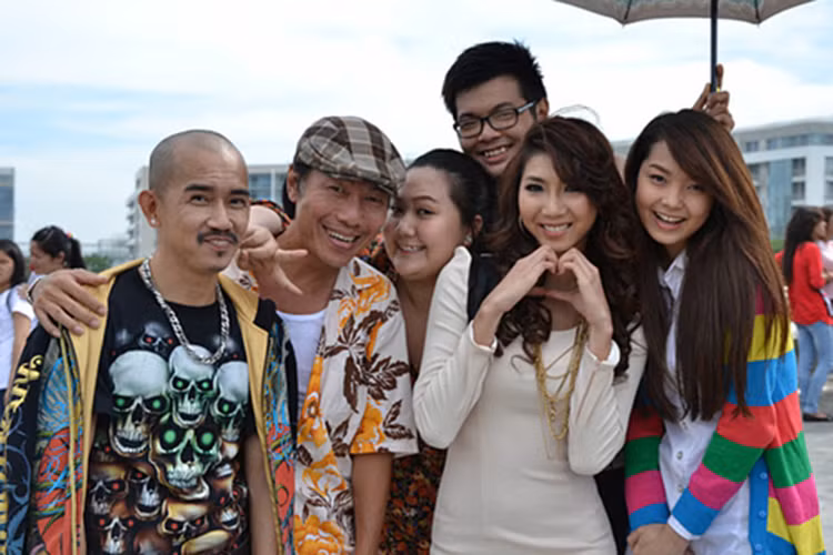 Với “Lệ phí tình yêu”, Minh Thuận có tạo hình khá bụi bặm. Nhân vật mà anh đảm nhận trong phim là Vũ đại gia. Có thể thấy, các vai diễn của Minh Thuận đều có điểm nhấn và không bị lặp lại. (Ảnh: Bưu điện Việt Nam) 