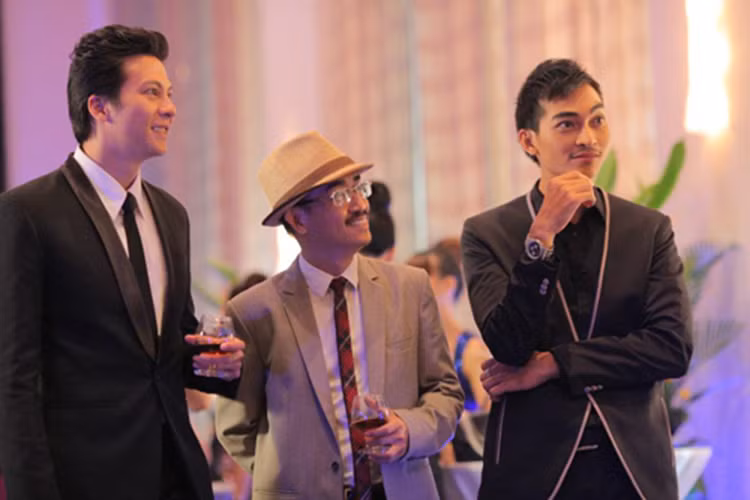 Cũng trong năm 2012, Minh Thuận tham gia dự án điện ảnh “Scandal: Bí mật thảm đỏ” với vai nhà sản xuất phim tên Thiện. Đây là bộ phim giúp anh tỏa sáng trên màn ảnh rộng nhờ có cơ hội thể hiện diễn xuất nội tâm. (Ảnh: VTC News) 