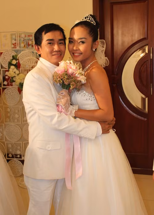 Với “Màu của tình yêu”, Minh Thuận lại có một vai diễn mang màu sắc khác. Đó là Tuấn Hùng - một thầy giáo. Trong phim, Minh Thuận đóng cặp với Hoàng Thu Hiền - diễn viên đảm nhận vai Thiên Nga. 