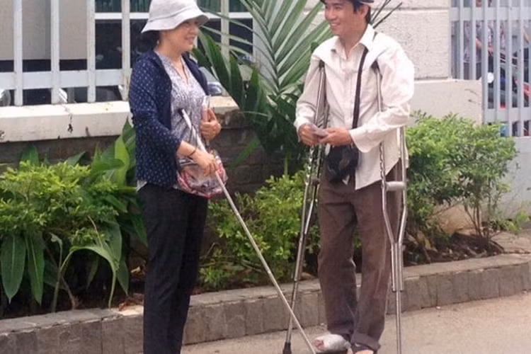 Cuối năm 2015 đầu năm 2016, ca sĩ Minh Thuận tham gia ghi hình cho bộ phim ca nhạc “Giấc mơ phát tài”. Nhân vật của anh là Thuận - chàng trai lên Sài Gòn làm phụ hồ không may bị tai nạn và phải sử dụng nạng để di chuyển. (Ảnh: Tuổi trẻ) 