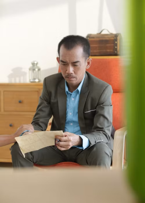 Trước khi nhập viện và qua đời vì bệnh ung thư phổi, Minh Thuận cũng đã kịp hoàn thành dự án điện ảnh kinh dị “Bí ẩn song sinh”. Trong phim, anh đóng vai Hùng - người có cậu em trai tên Dũng đã mất. (Ảnh: Dân Việt)