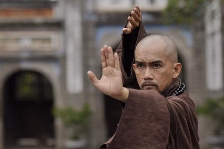 Năm 2012, giọng ca “Tình thơ”, xuất hiện trên màn ảnh rộng với bộ phim “Thiên mệnh anh hùng” và “Lệ phí tình yêu”. Với “Thiên mệnh anh hùng”, Minh Thuận cạo trọc đầu để đóng vai lão sư phụ có võ công cao cường. (Ảnh: Infonet) 