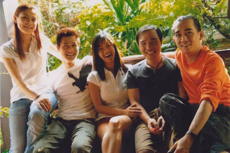 Trên trang cá nhân, Thanh Thảo từng chia sẻ loạt ảnh cũ của ca sĩ Minh Thuận bên các đồng nghiệp: Quang Dũng, Hồng Nhung, Quang Linh...