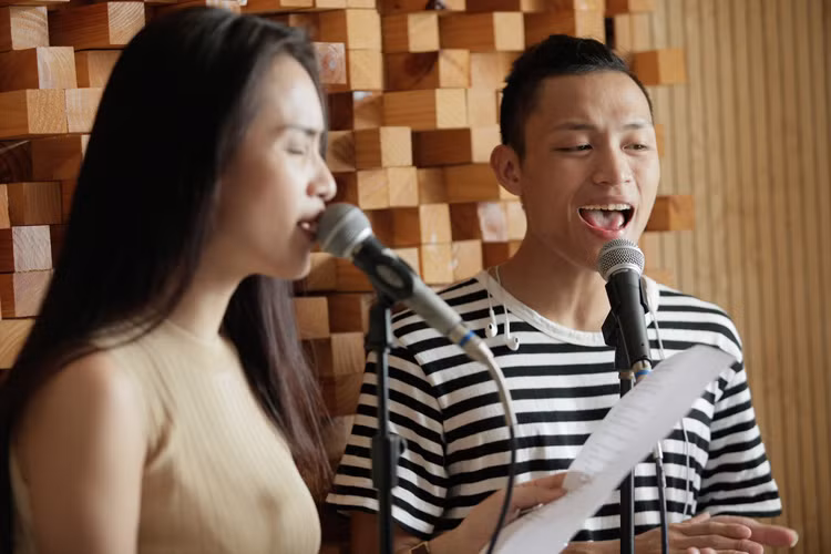 Dù áp lực là thế, nhưng việc có cơ hội được song ca cùng nữ ca sĩ xinh đẹp đã khiến cho chàng trai này vừa hồi hộp, vừa thích thú. 