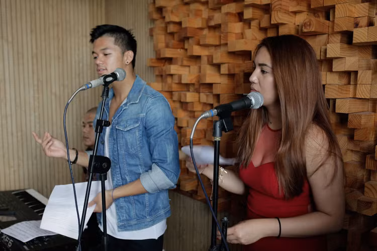 Dù việc chọn lựa bài hát gặp chút khó khăn nhưng sự kết hợp lần đầu của Janice Phương – Trọng Hiếu, một giọng hát pop và giọng hát đậm chất R&amp;B, hứa hẹn làm sân khấu bùng nổ. 