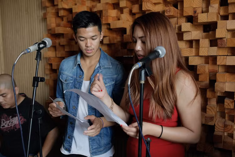 Theo đó, các thí sinh sẽ kết đôi cùng các ca sĩ khách mời đặc biệt. Janice Phương sẽ song ca cùng quán quân Vietnam Idol 2015 Trọng Hiếu. 
