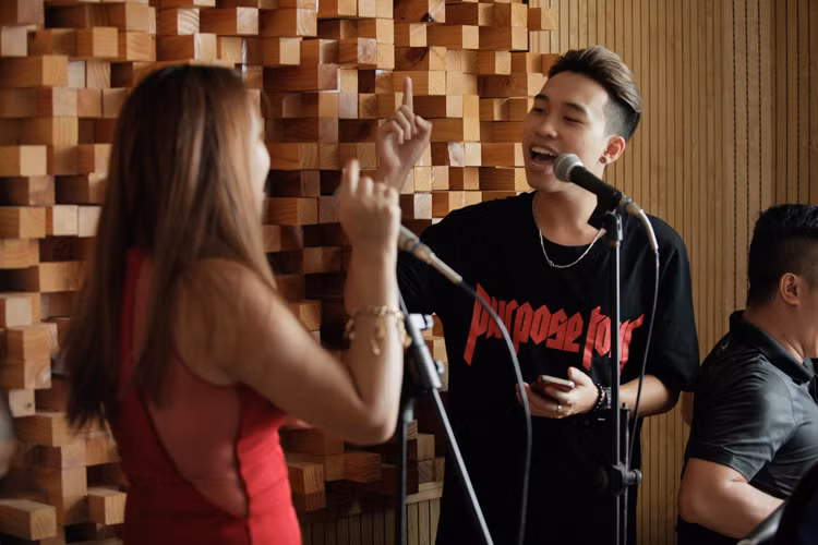 Bên cạnh phần trình diễn với các khách mời, top 4 Vietnam Idol 2016 còn song ca với nhau theo cặp trong đêm thi với chủ đề “Đêm hát đôi”. 