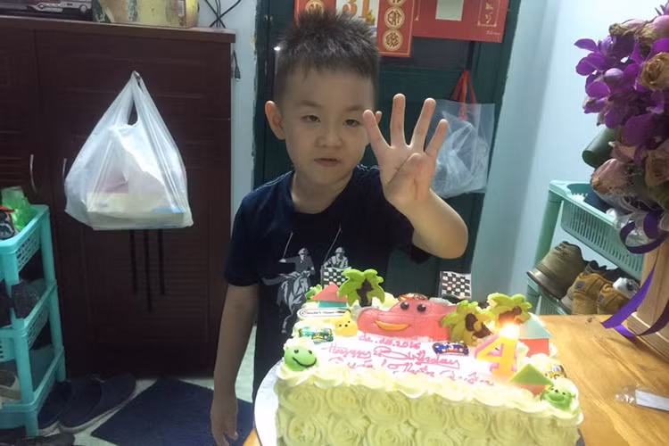 Để mừng sinh nhật con trai, nam diễn viên đã mua bánh kem và cùng bé đón tuổi mới trong không gian ấm cúng, giản dị.
