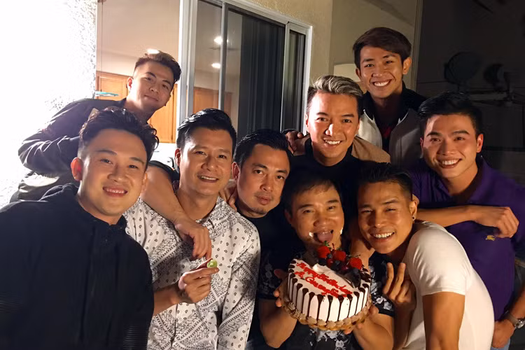 Quang Linh vui vẻ nhận bánh kem và những lời chúc mừng từ các đồng nghiệp.