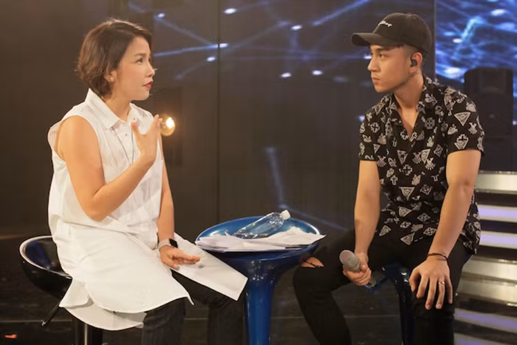 Trong khi đó, chia sẻ cảm nhận về Tùng Dương, Mỹ Linh khen anh hát tiếng Anh rất tốt và phát âm chuẩn. 