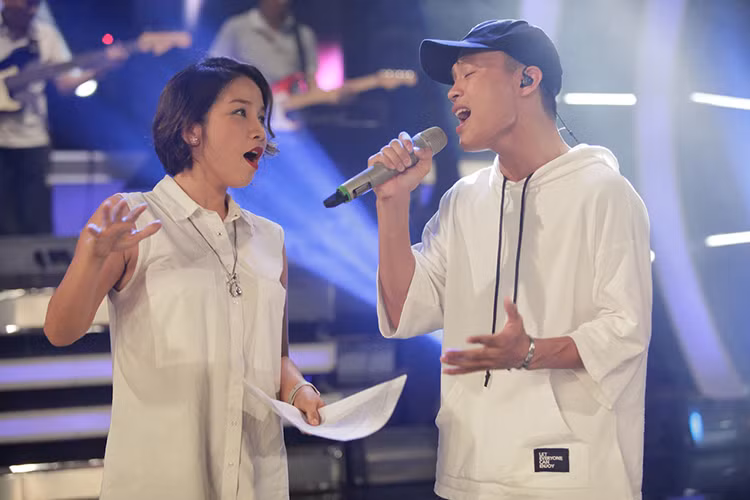 Mỹ Linh chia sẻ: “Tôi nghĩ điều cậu ấy có nhiều nhất chính là nhiệt huyết của tuổi trẻ và mong muốn được bày tỏ về bản thân, cá tính âm nhạc của mình trên sân khấu”. 