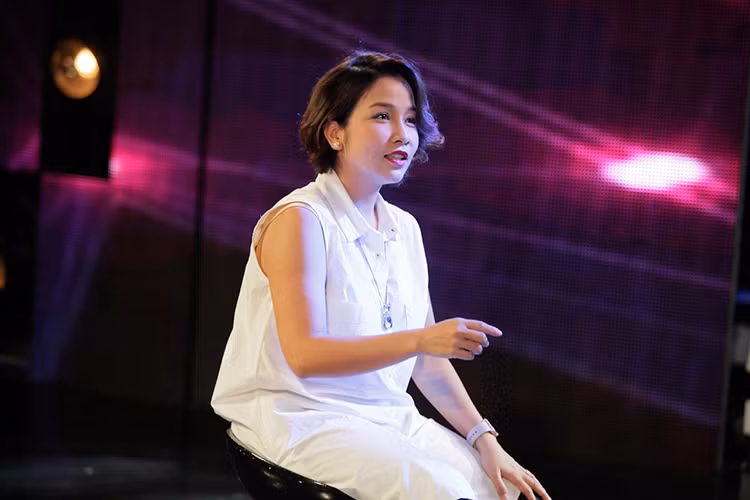 Xuất hiện tại buổi tập luyện của top 5, diva nổi tiếng của làng nhạc Việt diện trang phục giản dị và luôn rạng rỡ. 