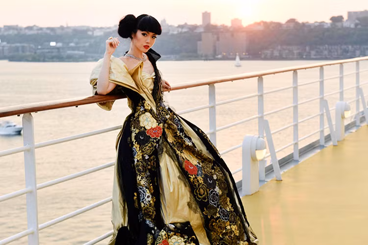 Hình ảnh Jessica Minh Anh ở hậu trường buổi chụp hình hoành tráng trên tàu AIDAluna tại cảng Manhattan. 