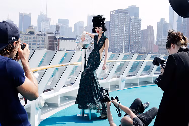 Tuy nhiên, bối cảnh chính của bộ ảnh là trên con tàu khổng lồ AIDAluna tại cảng Manhattan của New York. 
