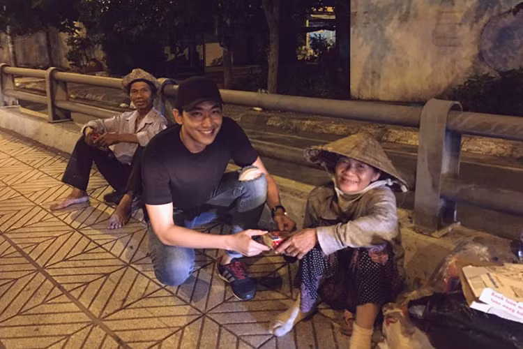 Dịp Tết Trung thu vừa qua, Võ Cảnh tiếp tục đồng hành cùng bạn gái màn ảnh đi làm từ thiện.