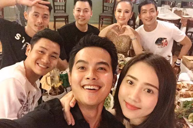 Loạt ảnh thân thiết ở đời thường của “bà mẹ nhí” và nam người mẫu khiến nhiều người cho rằng mối quan hệ của họ trên mức đồng nghiệp.