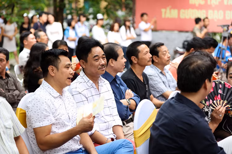 Nghe si Ha Noi te tuu ngay gio To nghe san khau-Hinh-4