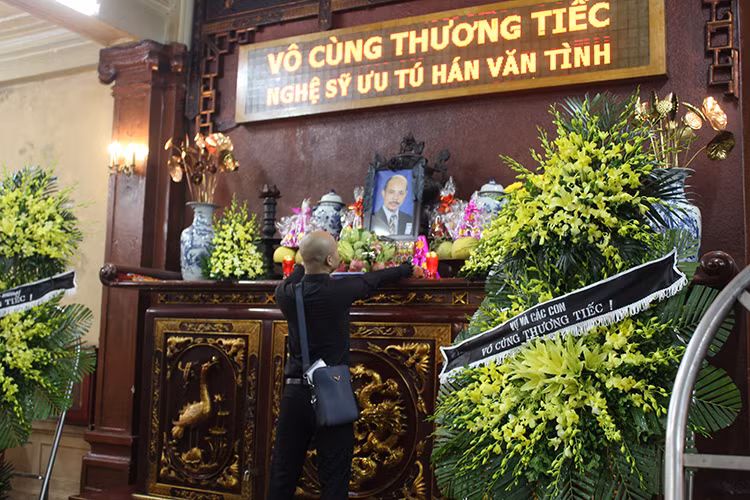 Sau 2 năm chống chọi với căn bệnh ung thư màng phổi, nghệ sĩ Hán Văn Tình qua đời vào ngày 4/9. Chiều nay (7/9), lễ tang nghệ sĩ Hán Văn Tình đã diễn ra tại Nhà tang lễ Phùng Hưng, Hà Nội.