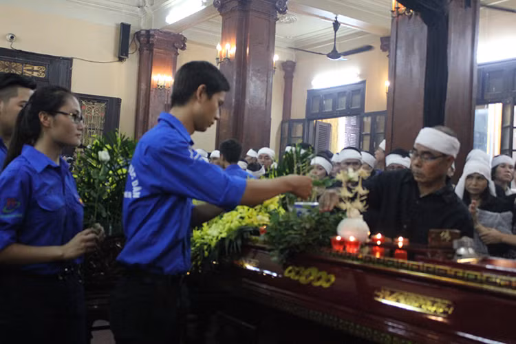 Hội sinh viên Phú Thọ 2015 mang những bông hoa hồng trắng đặt trên linh cữu của nghệ sĩ Hán Văn Tình.