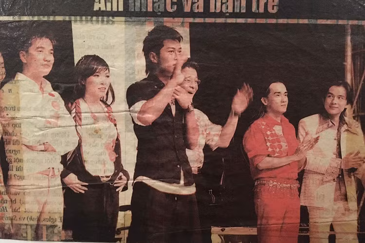 Năm 1996, Minh Thuận bất ngờ tách khỏi nhóm hát gồm có anh và Nhật Hào để theo đuổi sự nghiệp hát solo.