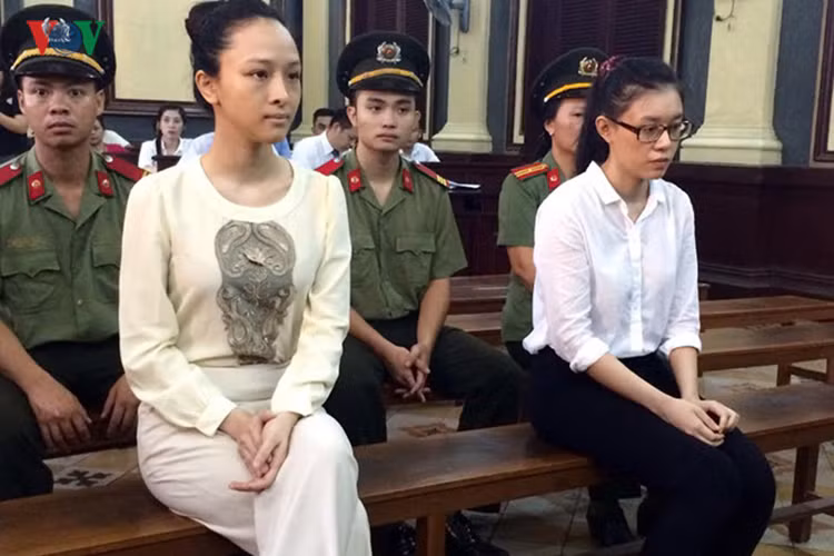 Gần đây, Hoa hậu Trương Hồ Phương Nga trở thành tâm điểm của dư luận vì vụ án lừa đảo chiếm đoạt 16,5 tỷ đồng của đại gia Cao Toàn Mỹ. Người được xác định đóng vai trò đồng phạm trong vụ án này là Nguyễn Đức Thùy Dung (áo trắng). (Ảnh: VOV) 