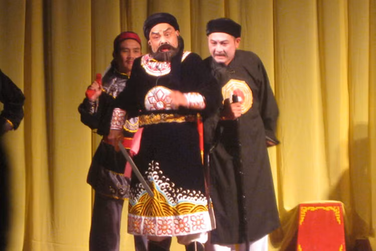 Đặc biệt, các vai: Lý Đại Hỷ trong vở “Hoàng Hôn Đen” (1985), Ngự Y trong vở “Tiếng thét giữa Hoàng cung” (1990), Hạng Võ trích đoạn Tuồng “Hạng Võ bại Ô Giang” (1993), Sứ Nguyên trong vở “Trần Hưng Đạo” (1995), Thổ Công trong vở “Bạch Tinh” (1996) đã mang lại cho nghệ sĩ các huy chương Bạc tại các hội diễn. (Ảnh: Tuổi trẻ) 