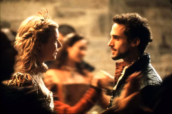 Đến với Oscar năm 1999, "Shakespeare in Love" có tới 13 đề cử và giành đến 7 tượng vàng. Trong đó giải Nữ diễn viên chính xuất cho Gwyneth Paltrow với vai Viola là bất ngờ lớn nhất.