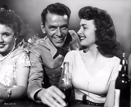 Cũng giống như "Cuốn theo chiều gió", "From Here to Eternity" đã giành chiến thắng ở 8 hạng mục trong tổng số 13 đề cử tại Oscar lần thứ 26.