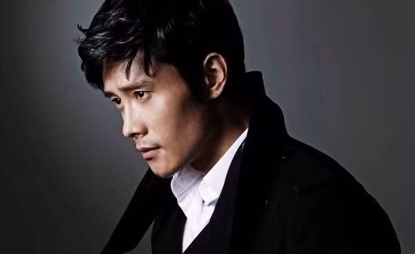 Một năm sau, sự nghiệp của Lee Byung Hun lên như diều gặp gió khi các nhà làm phim Hollywood để mắt tới anh. Tài tử Hàn Quốc được mời tham gia vào các bom tấn của điện ảnh Hollywood.