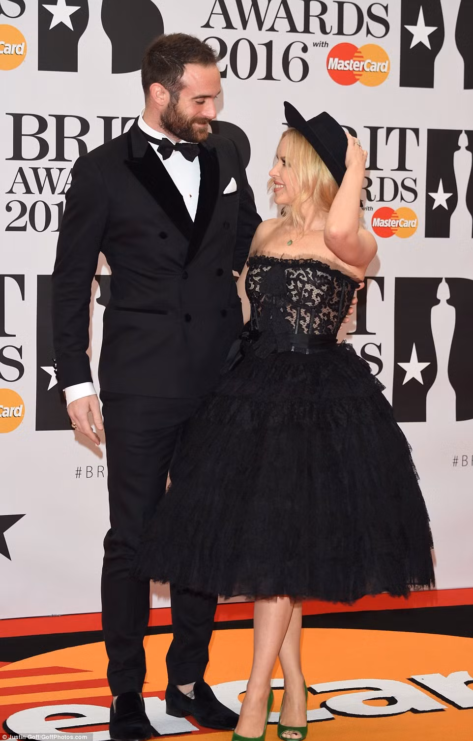 Kylie Minogue gợi cảm trong chiếc đầm đen bên cạnh vị hôn phu mới Joshua Sasse.