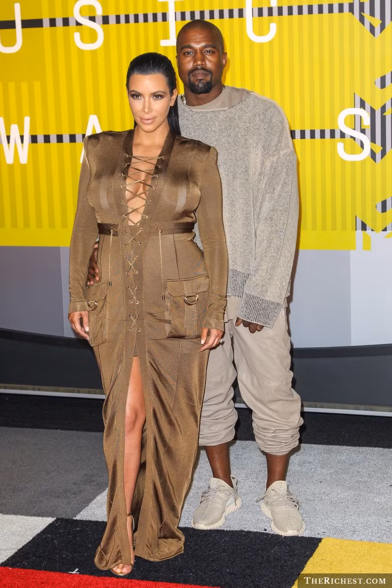 Sau cuộc hôn kéo dài đúng 72 ngày trước đó của Kim Kardashians, khán giả sẽ không ngạc nhiên khi cô ly hôn thêm một lần nữa. Nhiều nguồn tin cho biết, cuộc hôn nhân của Kim và Kanye không còn hạnh phúc như trước nữa. Kanye đi du lịch nhiều hơn và anh cảm thấy không vui khi về sống cùng mẹ của Kim.