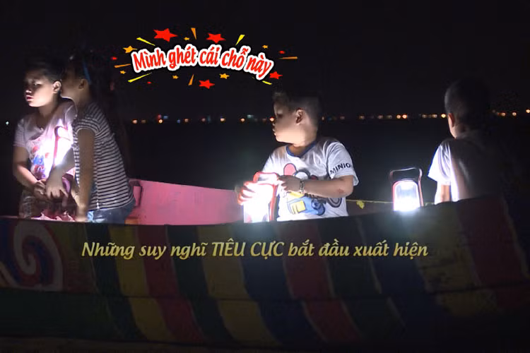 Hoàng hôn buông xuống, những âm thanh kì lạ liên tục xuất hiện tại nhà Tốt Ti khiến lũ trẻ hoang mang tột độ. Cả nhóm náo loạn chia nhau đi tìm nguyên nhân. Đúng lúc đó, ánh đèn vụt tắt cùng với sự xuất hiện của một sinh vật cổ quái màu đỏ. Cả nhóm sợ hãi cắm đầu cắm cổ chạy thục mạng ra ngoài bờ biển, vô thức quay về đúng “con thuyền tình yêu”. 