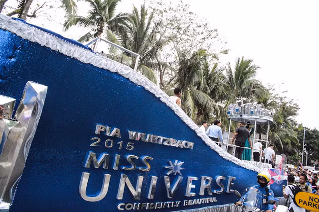 Đặc biệt nó được gắn tên Pia Wurtzbach cùng danh hiệu Hoa hậu Hoàn vũ 2015.