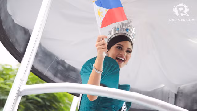 Tay cầm lá cờ, Pia Wurtzbach nở nụ cười hạnh phúc.