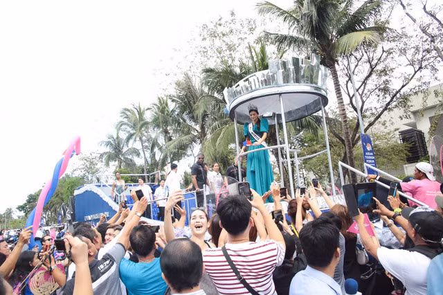 Và thi nhau chụp ảnh người đẹp.