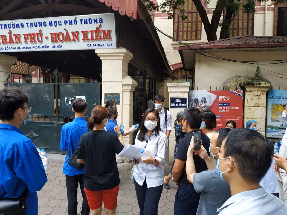 Theo ghi nhận của PV Kiến Thức, kết thúc buổi thi đầu tiên, theo ghi nhận tại một số điểm thi tại Hà Nội, nhiều thí sinh tâm trạng khá thoải mái, tự tin với bài làm của mình bởi đề thi năm nay tương đối vừa sức. 