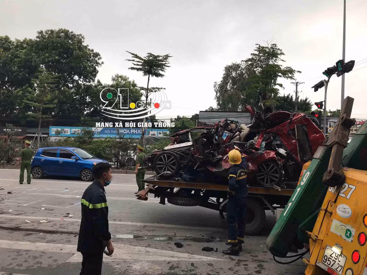 Hiện vụ ô tô con bị xe container chèn qua bẹp dúm đang được cơ quan chức năng điều tra, làm rõ.