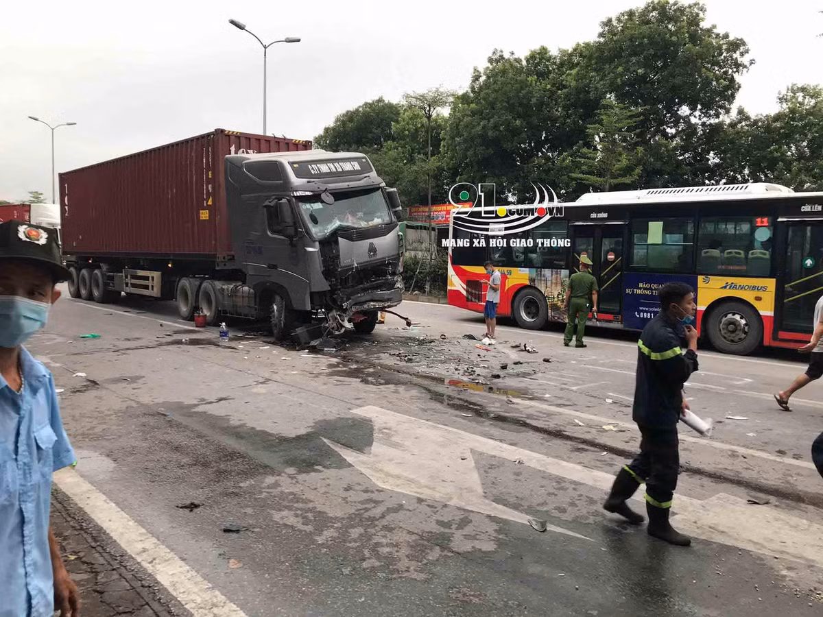 Đầu xe container cũng bị biếng dạng.