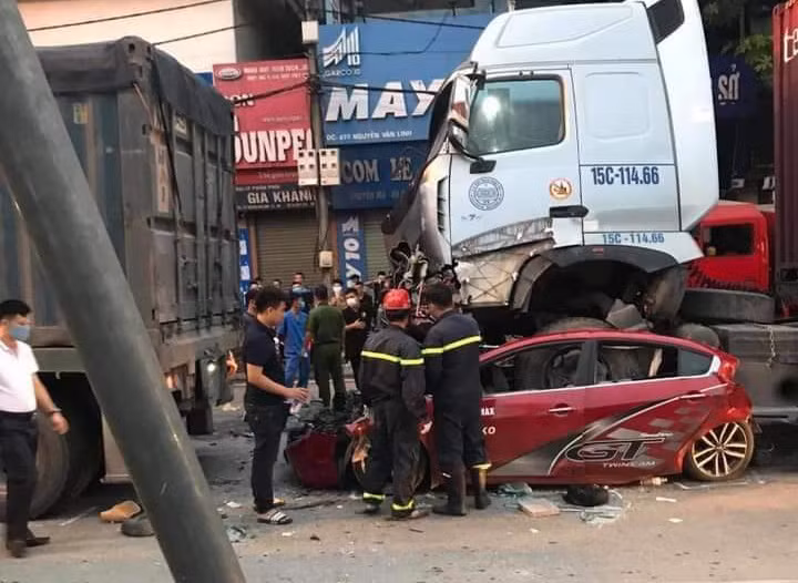 O to con bi xe container chen bep dum khien 3 nguoi tu vong
