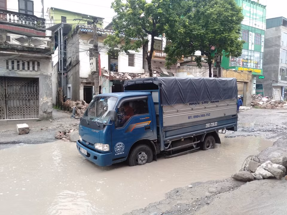 Những ngày vừa qua, do Hà Nội có mưa nên đoạn đường mặc nhiên biến thành những vũng nước sâu khiến xe tải cỡ lớn cũng phải oằn mình vất vả di chuyển qua đây.