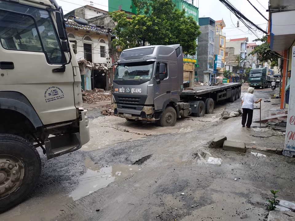 Xe tải cỡ lớn đi qua đã vất vả, những xe nhỏ, xe sedan gặp phải hố bom thì thường xuyên bị chết máy giữa chừng đã phải gọi cứu hộ, gây nên tình trạng giao thông đã ùn tắc, lại càng ùn tắc thêm.