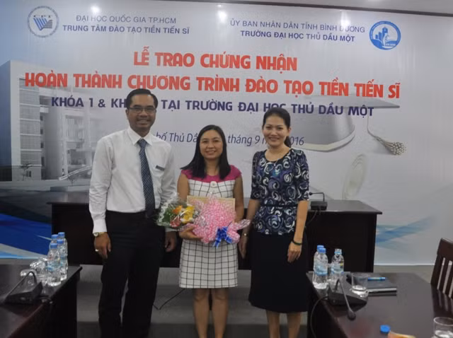 Trước đó, vào tháng 6, Hội đồng trường đã họp, bỏ phiếu tín nhiệm chức vụ hiệu trưởng nhà trường. 100% thành viên Hội đồng trường nhất trí bổ nhiệm TS Nguyễn Thị Nhật Hằng là hiệu trưởng ĐH Thủ Dầu Một. 