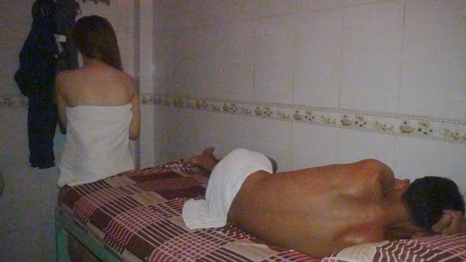  Hai nhân viên massage bán dâm tại phòng VIP: Ngày 21/7, Công an TP Sa Đéc, tỉnh Đồng Tháp, xử phạt hành chính đối với hai đôi nam nữ có hành vi mua, bán dâm. Cảnh sát xử phạt hai người đàn ông mua dâm, mỗi người 750.000 đồng. Hai nữ nhân viên bán dâm, mỗi người bị xử phạt 200.000 đồng.